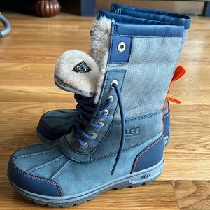 Ugg size3. For kids.  water resistant impermeable. Perfect condition.Never used.